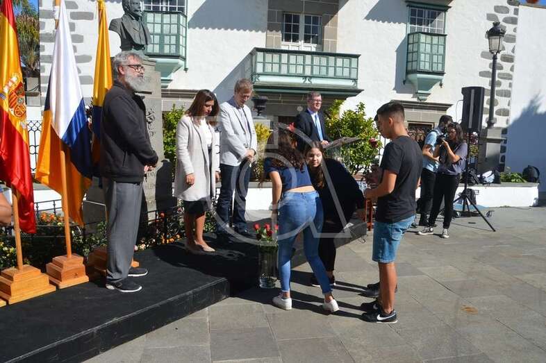 Momento de la ofrenda floral de este viernes (Foto TA)